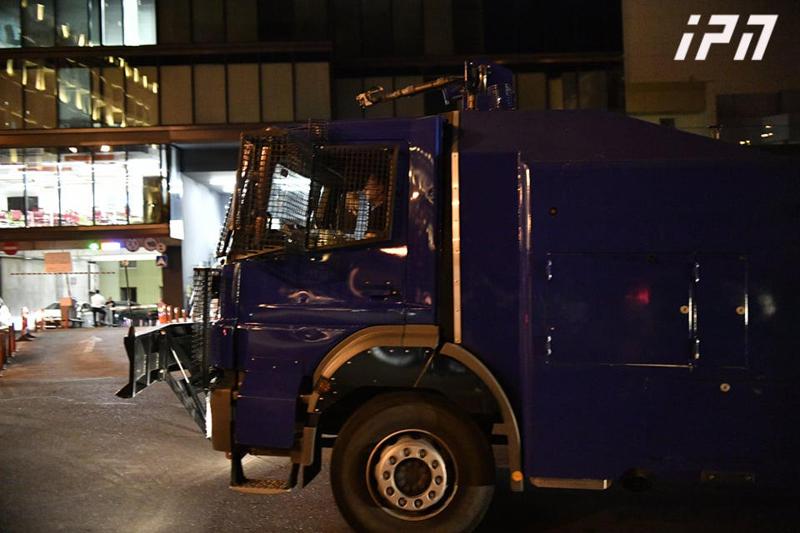 პარლამენტთან ვითარება უკიდურესად დაიძაბა - აქციაზე სპეცრაზმი გამოჩნდა